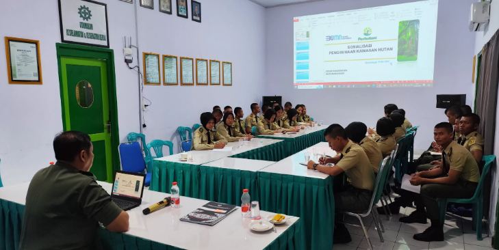 Perhutani KPH Banyuwangi Barat Berikan Pembekalan Kehutanan kepada Siswa SMK Kehutanan Negeri Samarinda