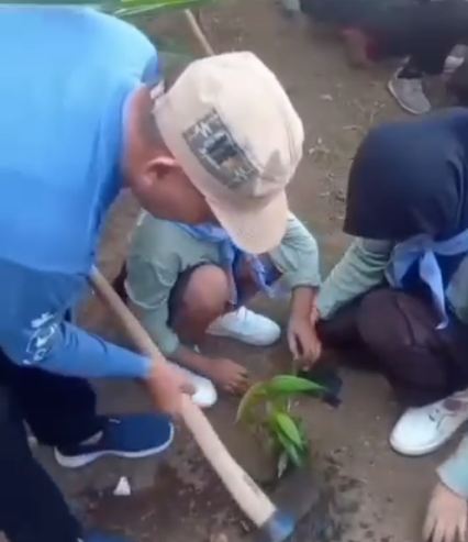 SDN Kepatihan Ikuti Program Sekardadu bersama Dinas PU Pengairan di Kali Lo Banyuwangi