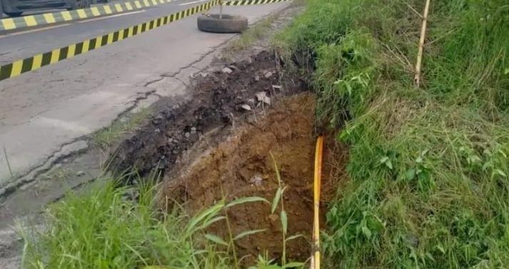 Sisi Badan Jalan Nasional Longsor di Simpang Bethesda Saribudolok, Simalungun