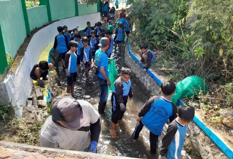 Dinas PU Pengairan Banyuwangi Gelar Aksi Bersih Sungai di Dusun Pecemengan