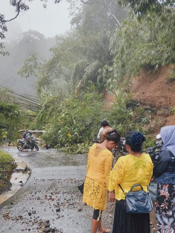 Jalinsum Sidikalang - Tigalingga - Kutabuluh Longsor dan Menutupi Badan Jalan