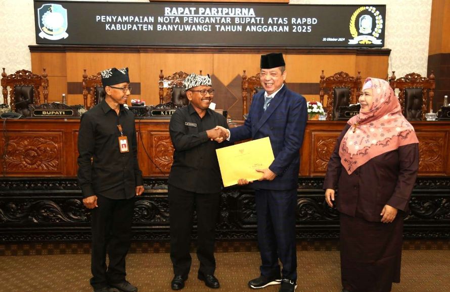 Pemkab Banyuwangi Sampaikan Nota Keuangan Raperda APBD 2025