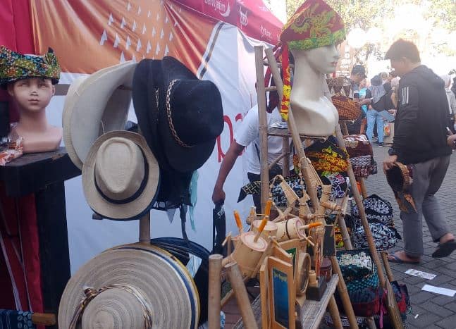 Para pelaku UMKM di Banyuwangi sedang melakukan kegiatan usaha. Mereka berharap dapat terbantu dengan kebijakan penghapusan utang UMKM yang baru saja dikeluarkan Pemerintah Pusat.