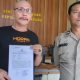 Ranto Limbong Sihole, bersama Kepolisian di SPKT Polres Samosir untuk melaporkan dugaan penganiayaan jurnalis