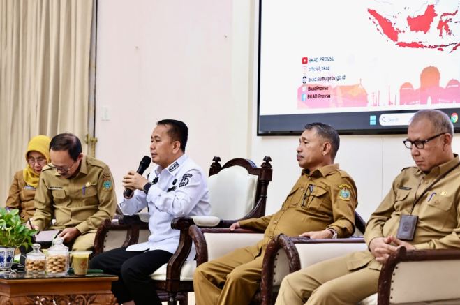 Penjabat (Pj) Gubernur Sumatera Utara (Sumut) Agus Fatoni memimpin rapat bersama para Kepala Organisasi Perangkat Daerah (OPD) di Rumah Dinas Gubernur, Jalan Sudirman, Medan