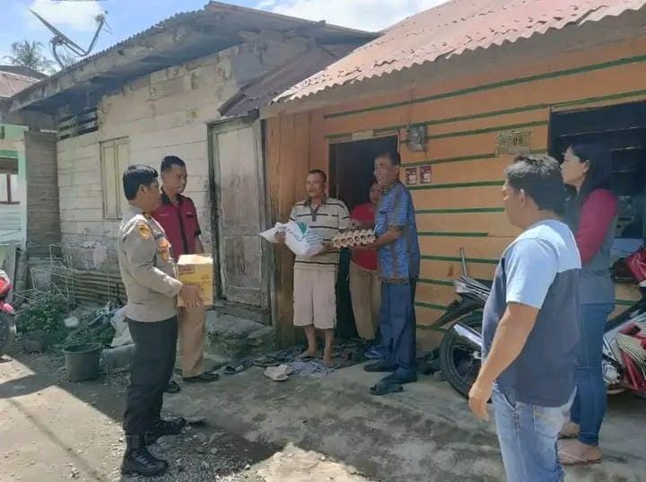 Warga Korban Musibah Kebakaran di Desa Jandi Meriah, Mendapat Bantuan Sembako Dari Polsek Payung