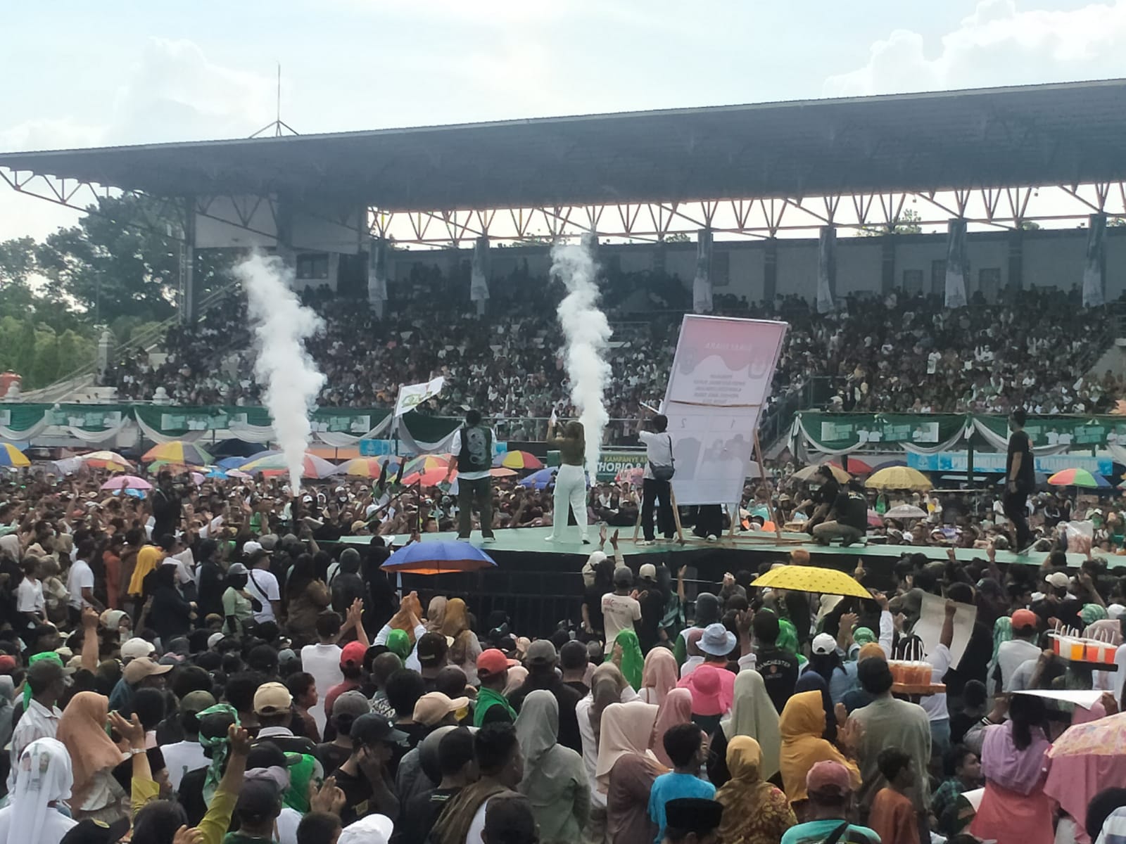 Puluhan ribu masyarakat lumajang memadati stadion semeru