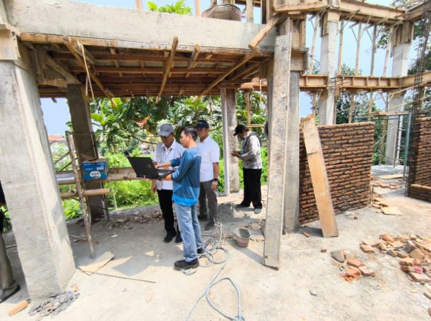 Kepala DPU CKPP Banyuwangi Memantau langsung perkembangan proyek kantor kecamatan Blimbingsari