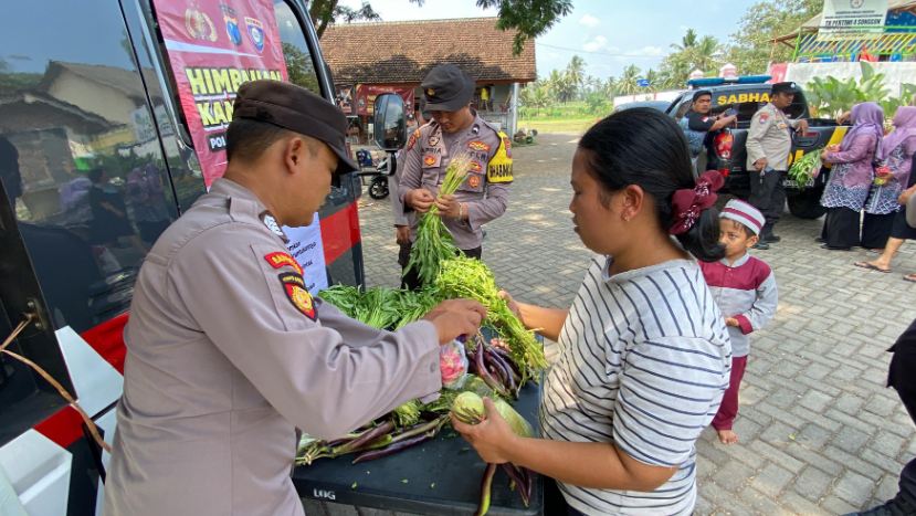 Mobil Sayur Polresta Banyuwangi Hadir di Parangharjo, Berikan Edukasi Serta Bantuan Sosial