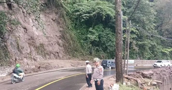 Polres Tanah Karo Tangani Longsor di Dua Lokasi, Jalur Lintas Berastagi - Medan Kembali Normal