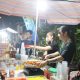 Suasana Bazar Kuliner Kampoeng Cungking di sepanjang Jalan Kendang Kempoel, Banyuwangi. Terlihat berbagai stand yang menjajakan makanan dan minuman khas Banyuwangi.