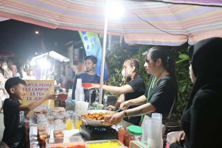 Suasana Bazar Kuliner Kampoeng Cungking di sepanjang Jalan Kendang Kempoel, Banyuwangi. Terlihat berbagai stand yang menjajakan makanan dan minuman khas Banyuwangi.