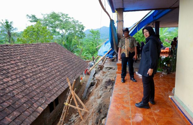 Bupati Ipuk Fiestiandani Kunjungi Lokasi Terdampak Longsor di Desa Kandangan