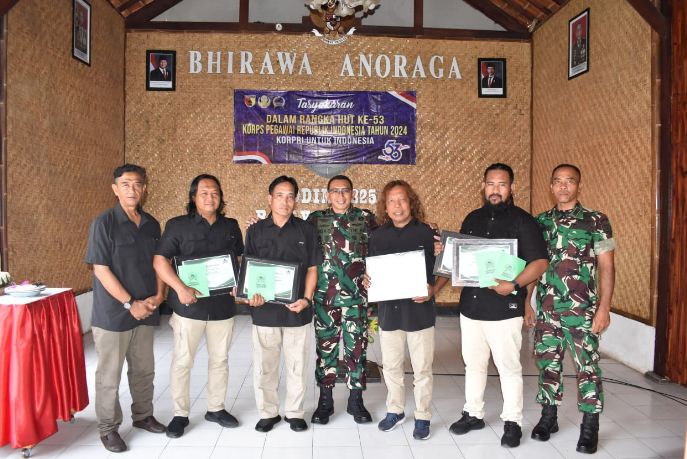 Dandim 0825 Banyuwangi Berikan Penghargaan kepada Prajurit Berprestasi dalam Memperingati HUT ke-53 Korpri