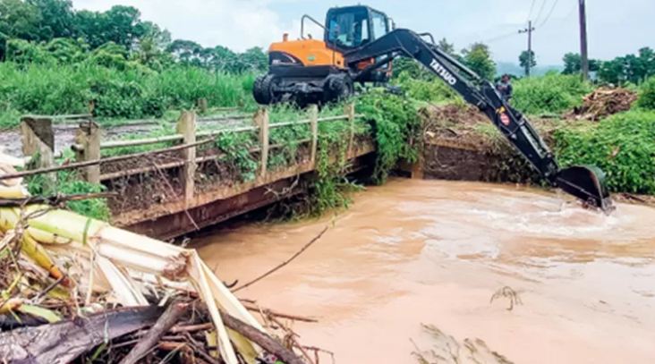 Cegah Banjir Susulan di Jember, Eskavator Dikerahkan untuk Pembersihan Sampah Sungai Curahnongko