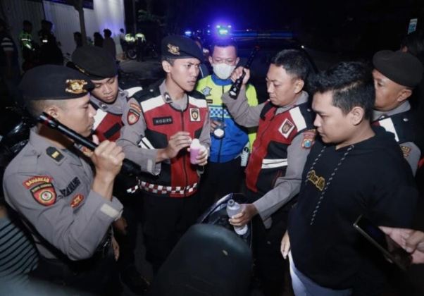 Patroli Gabungan Polres Jombang Amankan 7 Remaja Pesta Miras dan Sita 160 Botol Miras