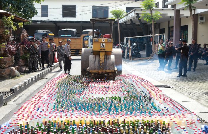 Polres Jombang Musnahkan Ribuan Botol Miras, Antisipasi Perayaan Nataru