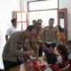 Polres Malang Bagikan Makanan Bergizi untuk Pelajar Terdampak Banjir