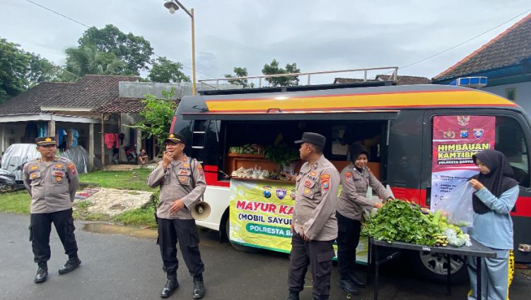 "Mobil Sayur Kamtibmas", Polresta Banyuwangi Patroli Sambil Berbagi Sayuran Gratis