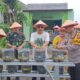 Polresta Sidoarjo Bersama TNI dan Pemerintah Desa Serahkan Bibit Tanaman untuk Warga Tambak Kalisogo