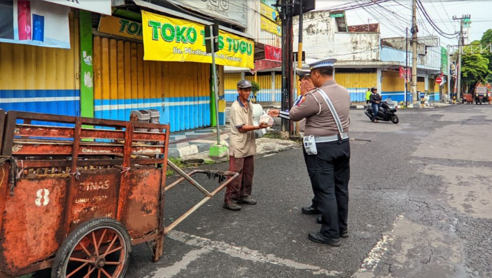 Satlantas Polres Lumajang Gelar Aksi Sosial, Bagikan Sarapan Pagi kepada Masyarakat