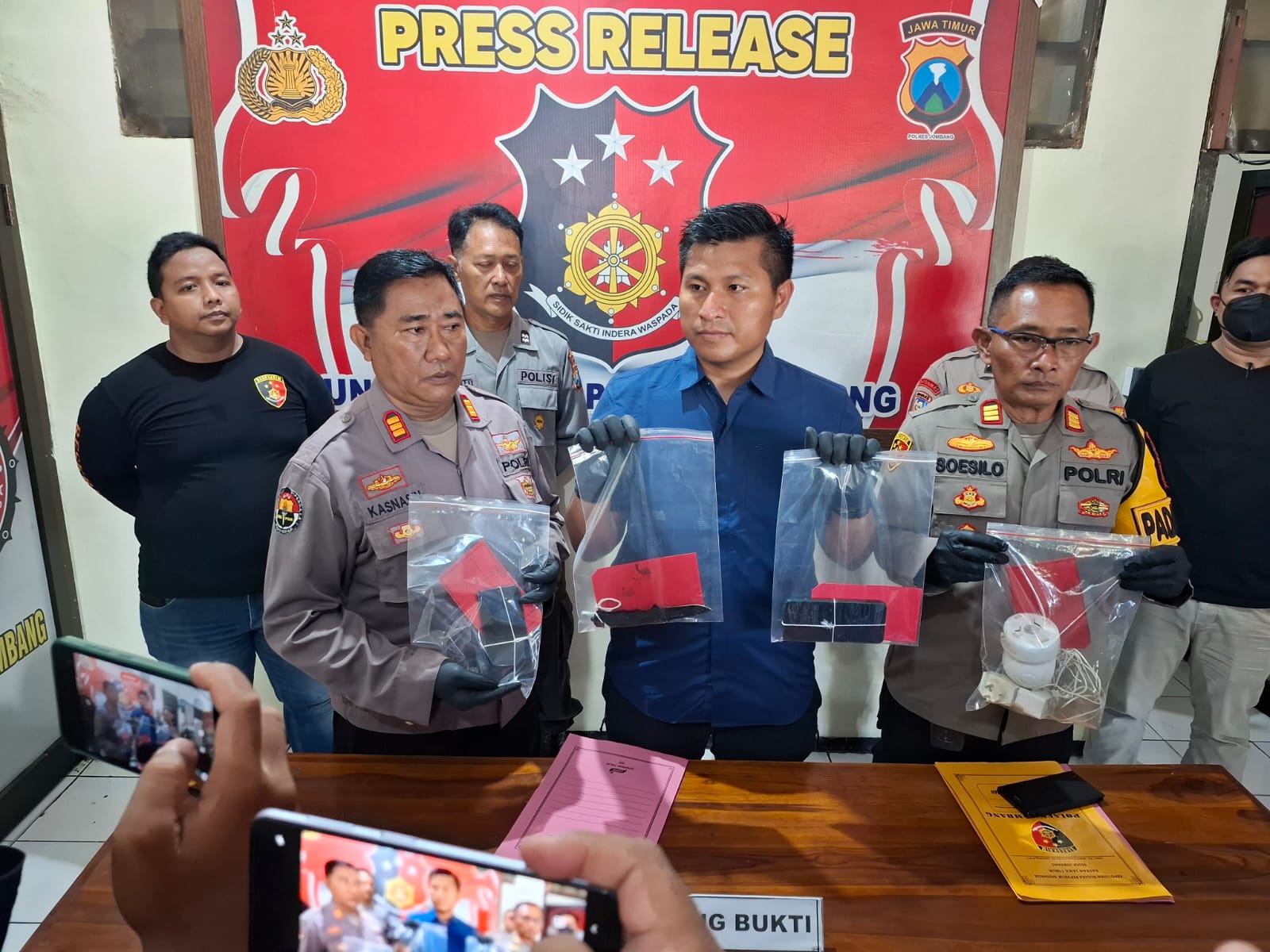 Konferensi pers polres Jombang ungkap kasus pembunuhan sadis di masterpiece barbershop