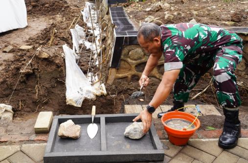 Mayjen TNI Susilo melakukan peletakan batu pertama pembangunan Fitness Plus Singosari