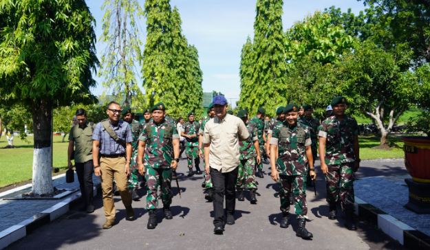 Menteri Transmigrasi Kunjungi Yonkav 8/NSW/2 Kostrad Pasuruan