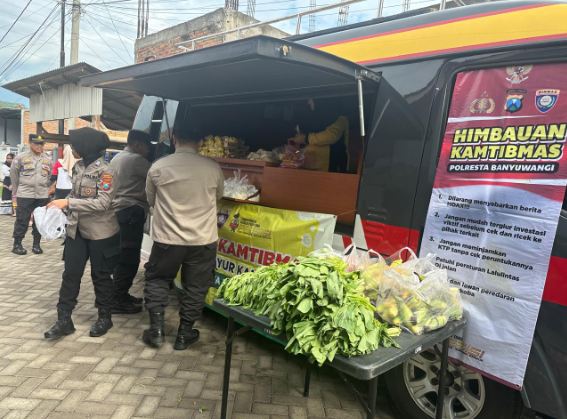 Polresta Banyuwangi Gelar "Mayur Kamtibmas," Bagikan Sayur dan Edukasi Masyarakat di Kalipuro