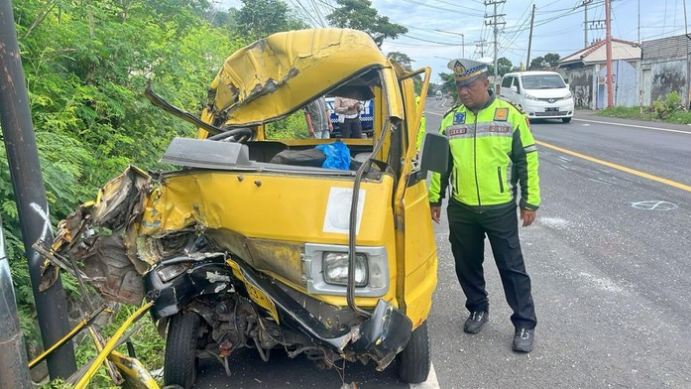 Truk Tangki Tabrak Angkot Penuh Penumpang Hingga Ringsek di Banyuwangi
