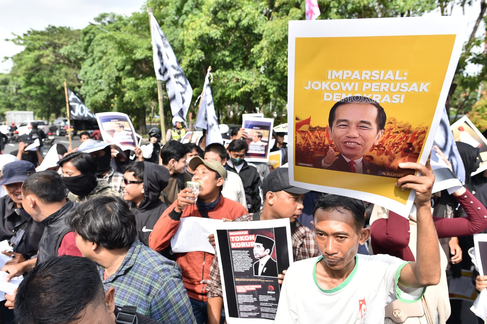 Ratusan Massa Geruduk Polda Jatim, Tuntut Usut Tuntas Dugaan KKN