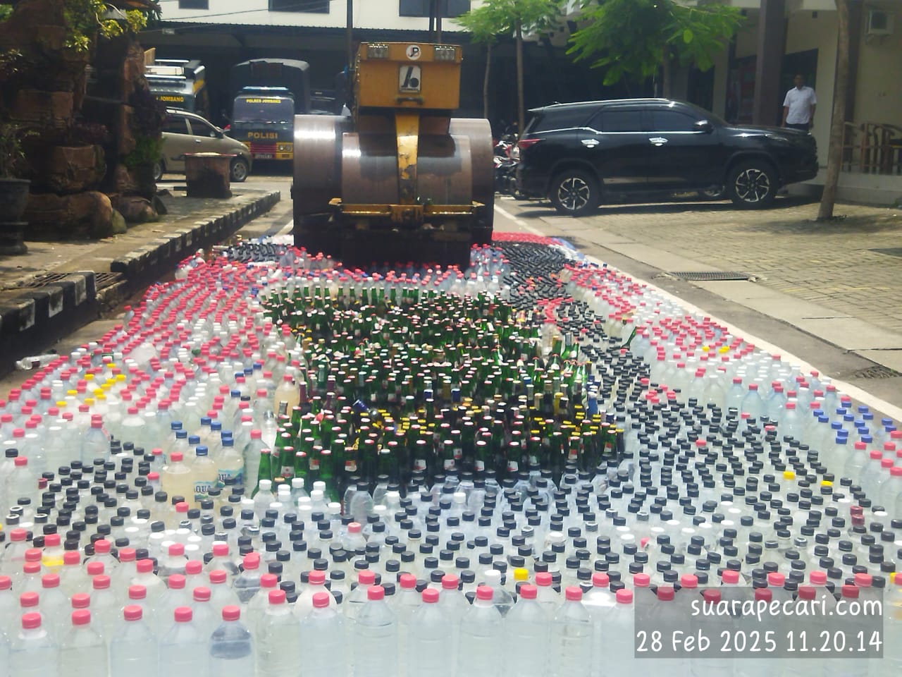 Pemusnahan Ribuan Botol Miras berbagai merk, di Mapolresta Jombang