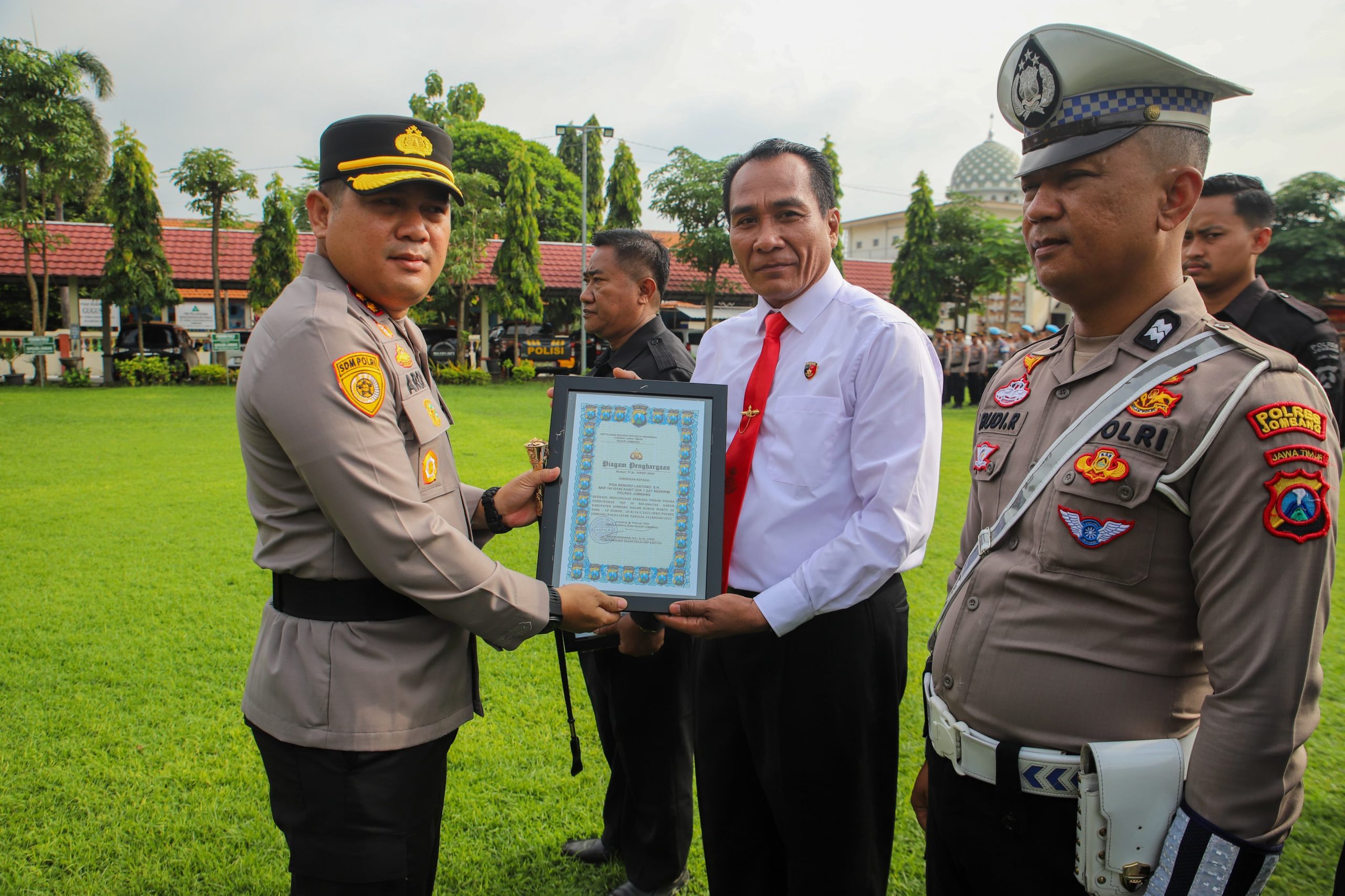 Kapolres Jombang Beri Penghargaan untuk Puluhan Anggota Berprestasi