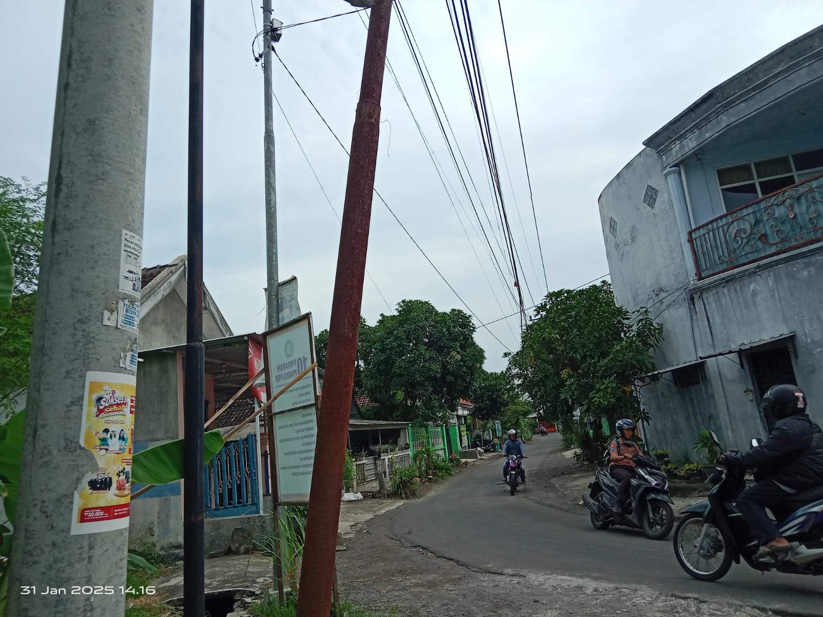 tiang provider interner pengusaha wifi yang tidak teratur