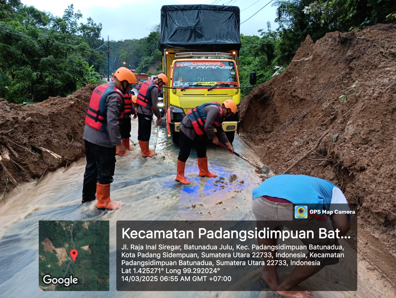 Brimob Polda Sumut Bantu Bersihkan Material Longsor di Padang Sidempuan