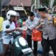 Kapolres Jombang Bagikan Takjil kepada Pengguna Jalan