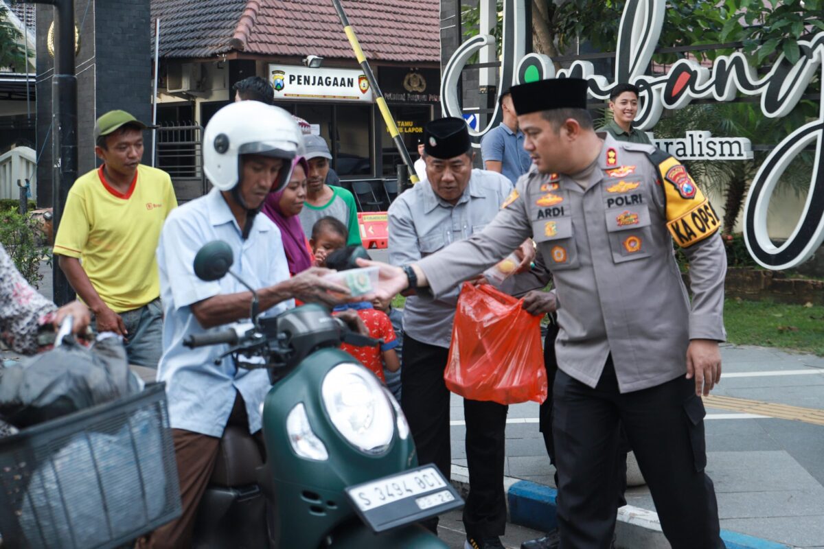 Kapolres Jombang Bagikan Takjil kepada Pengguna Jalan
