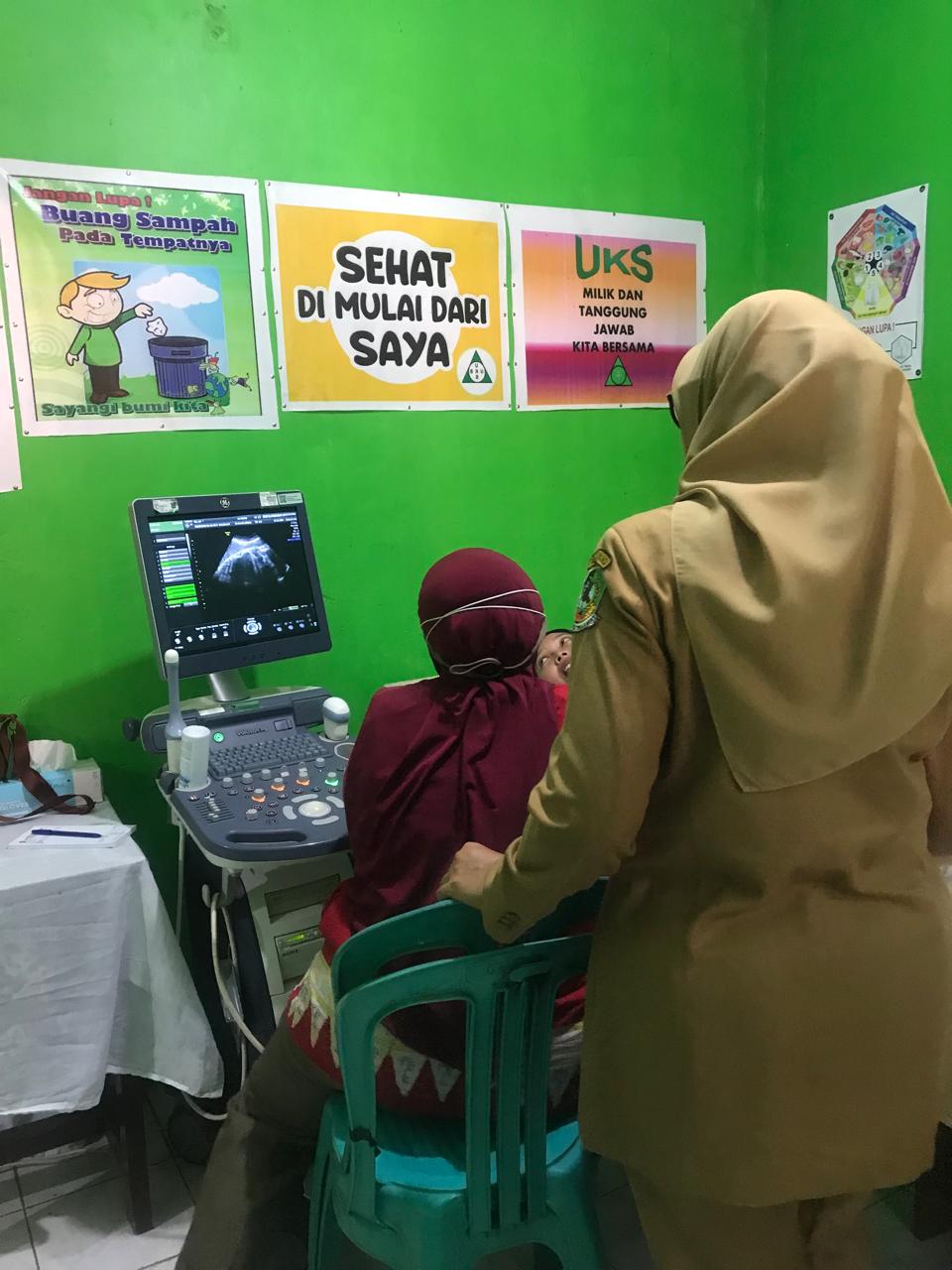 Bupati Ipuk Fiestiandani meninjau program Puskesmas Asuhan Spesialistik di Banyuwangi.