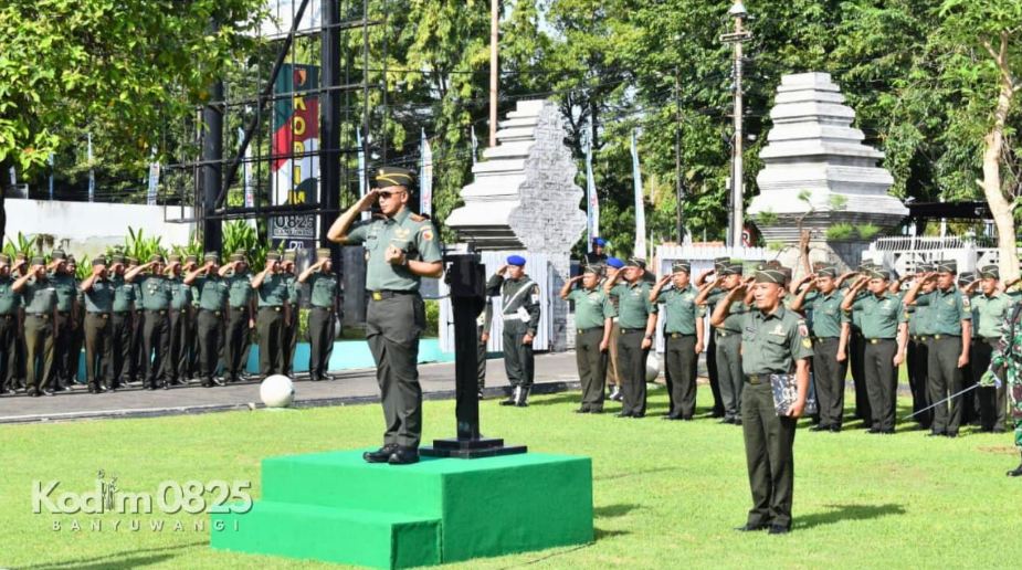 Kodim 0825 Banyuwangi Gelar Upacara Bendera, Lepas PNS Pensiun