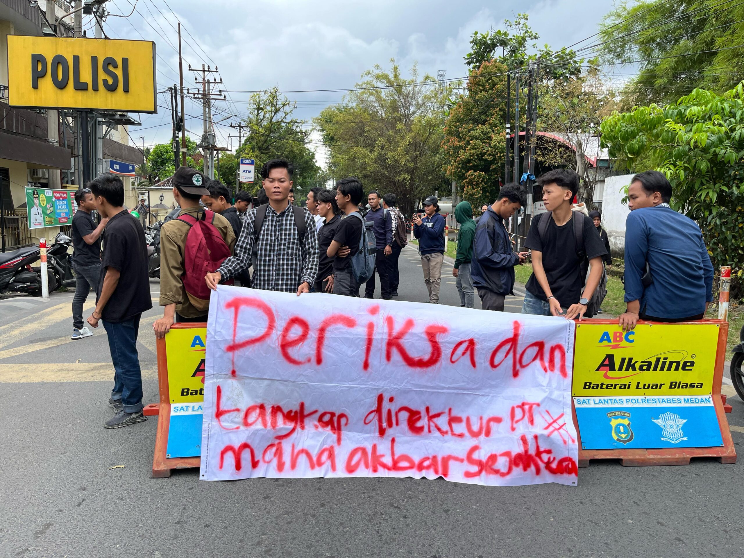 Mahasiswa AMCTA menggelar aksi unjuk rasa di depan Markas Polrestabes Medan