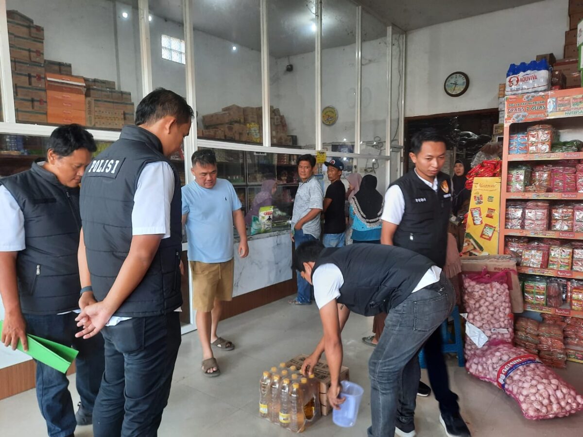 Polres Jombang Gelar Operasi Pasar, Cek Harga dan Stok Minyak Goreng