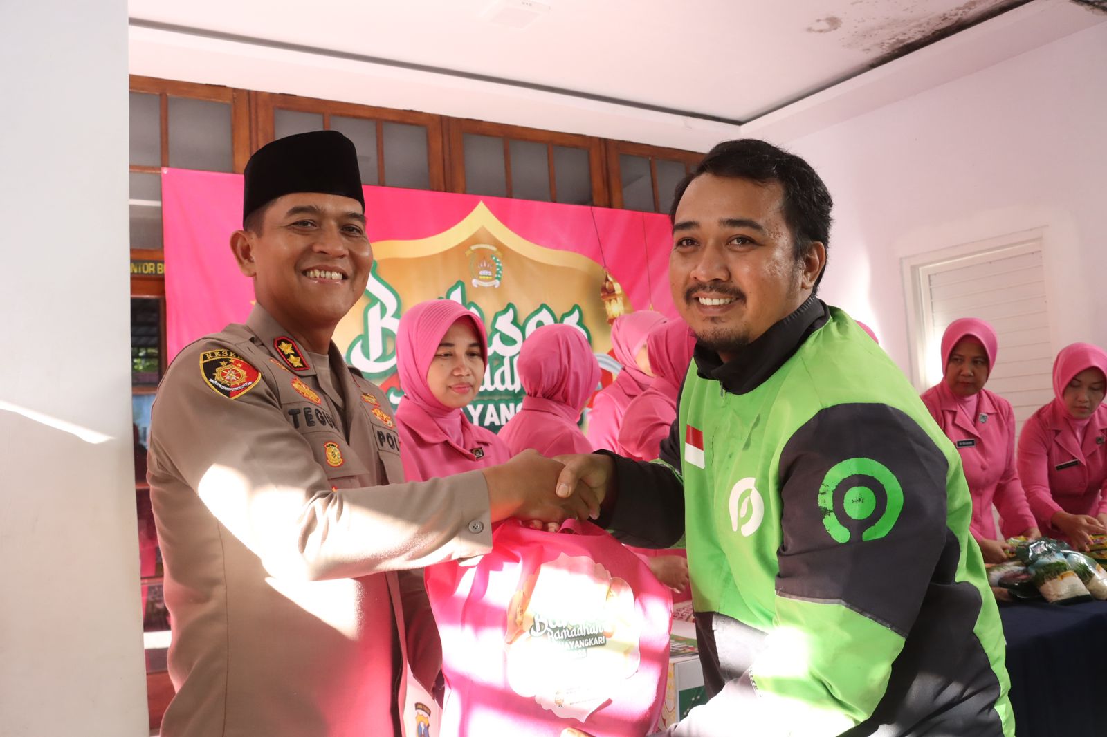 Wakapolresta Banyuwangi, AKBP Teguh Priyo Wasono membagikan paket sembako gratis kepada driver ojek online