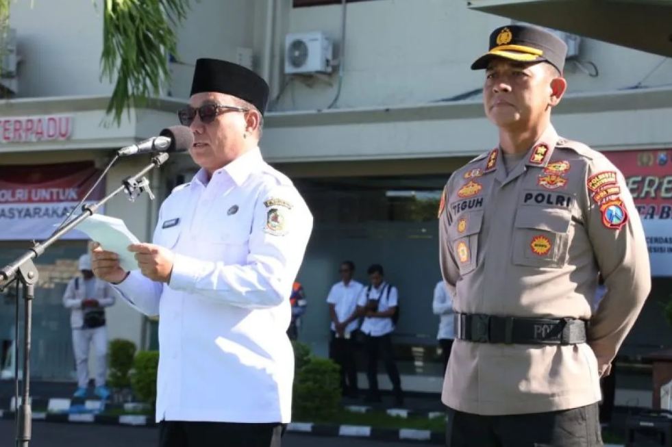 Wakil Bupati Banyuwangi, Mujiono, saat memimpin Apel Gelar Pasukan Operasi Ketupat 2025