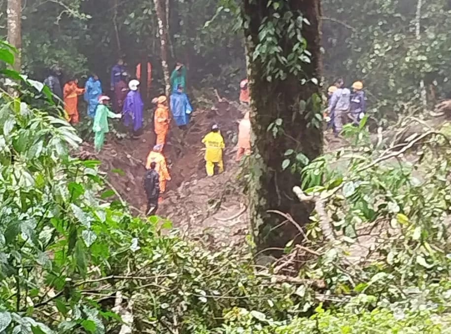 Evakuasi Dua Mobil Tertimbun Longsor di jalur Pacet-Cangar Mojokerto