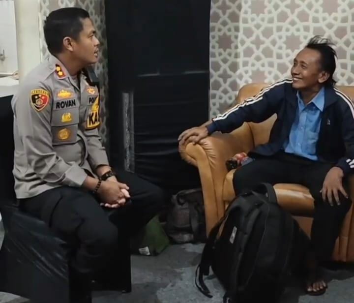 Kapolres Gresik Antar Pemudik Hingga Ke Kampung Halaman