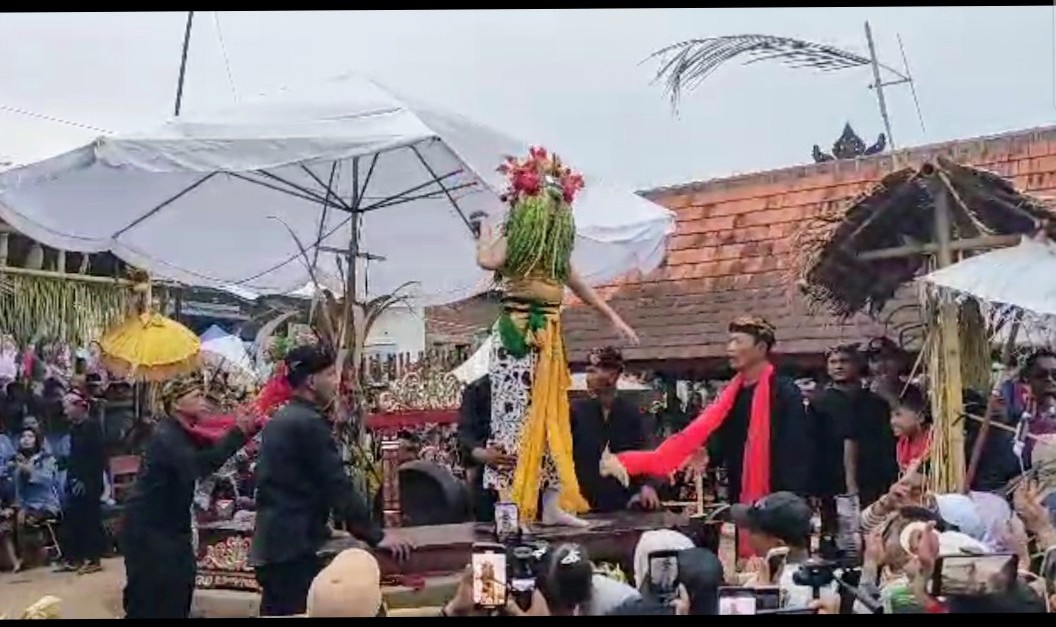 Penari Seblang tampil Festival Seblang 2025 di Banyuwangi