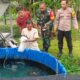 Bhabinkamtibmas Bantu Warga Sulap Pekarangan Jadi Kolam Lele