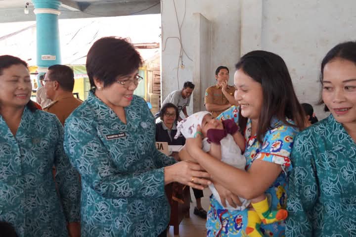 Ketua TP PKK Karo Kunjungi ke posyandu Desa Kutabangun