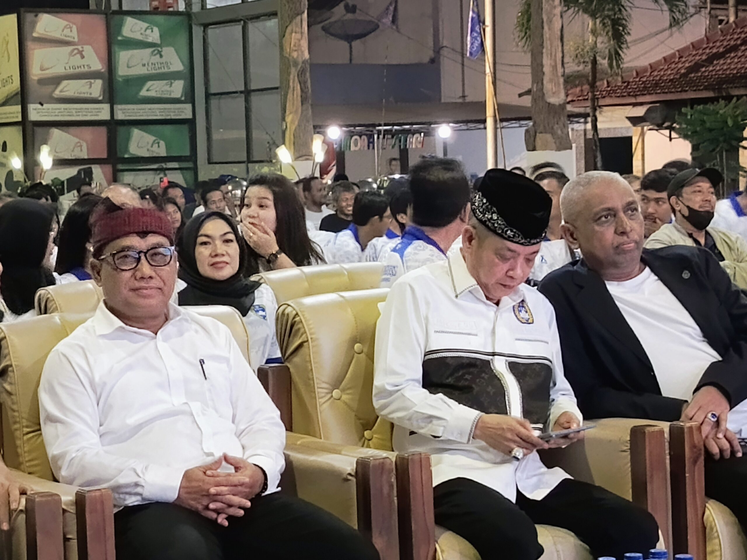 Tiga tokoh duduk di barisan depan acara pengukuhan Askab PSSI Banyuwangi 2025–2029 di Aula AIL.