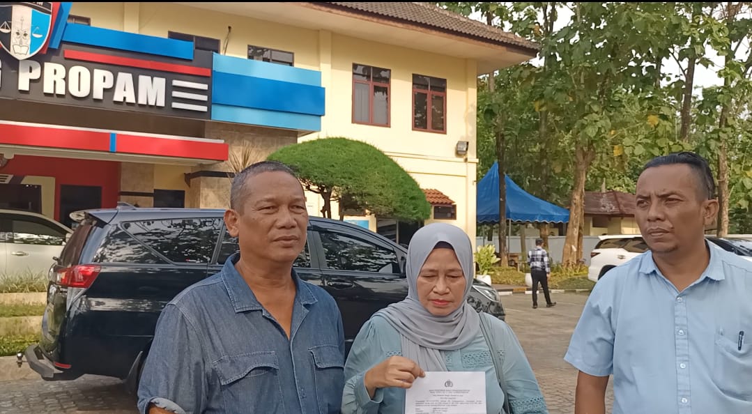 Mimi Herlina NST, melapor ke Divisi Propam Polda Sumut didampingi oleh kuasa hukumnya, Hans Silalahi, SH, MH.